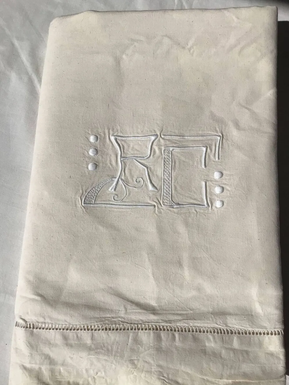 Drap neuf brodé RC en métis à jour Venise