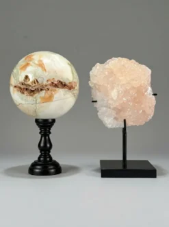 Duo décoratif — Sphère en calcite bandée (onyx marbre) & cristal de calcite sur socles