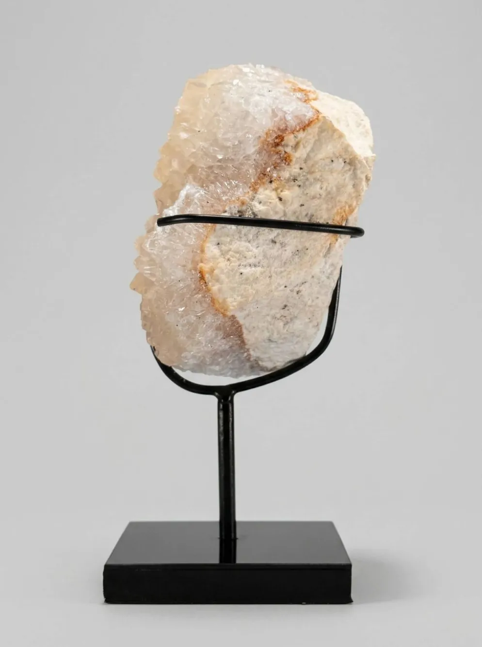 Duo décoratif — Sphère en calcite bandée (onyx marbre) & cristal de calcite sur socles