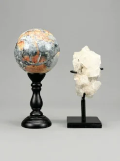 Duo décoratif — Sphère en jaspe Maligano & amas de quartz sur socles