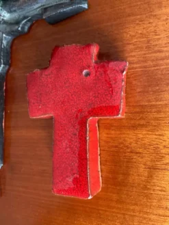 Duo de croix vintage en terre cuite émaillée