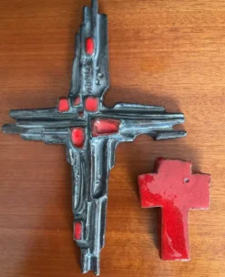 Duo de croix vintage en terre cuite émaillée