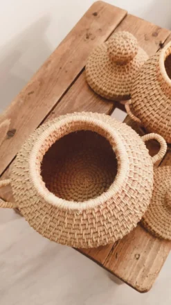Duo de paniers vintage en vannerie artisanale • Pièces décoratives