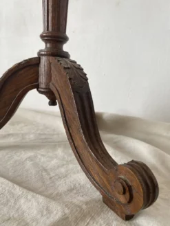 Ecran de cheminée en bois et tissu brodé