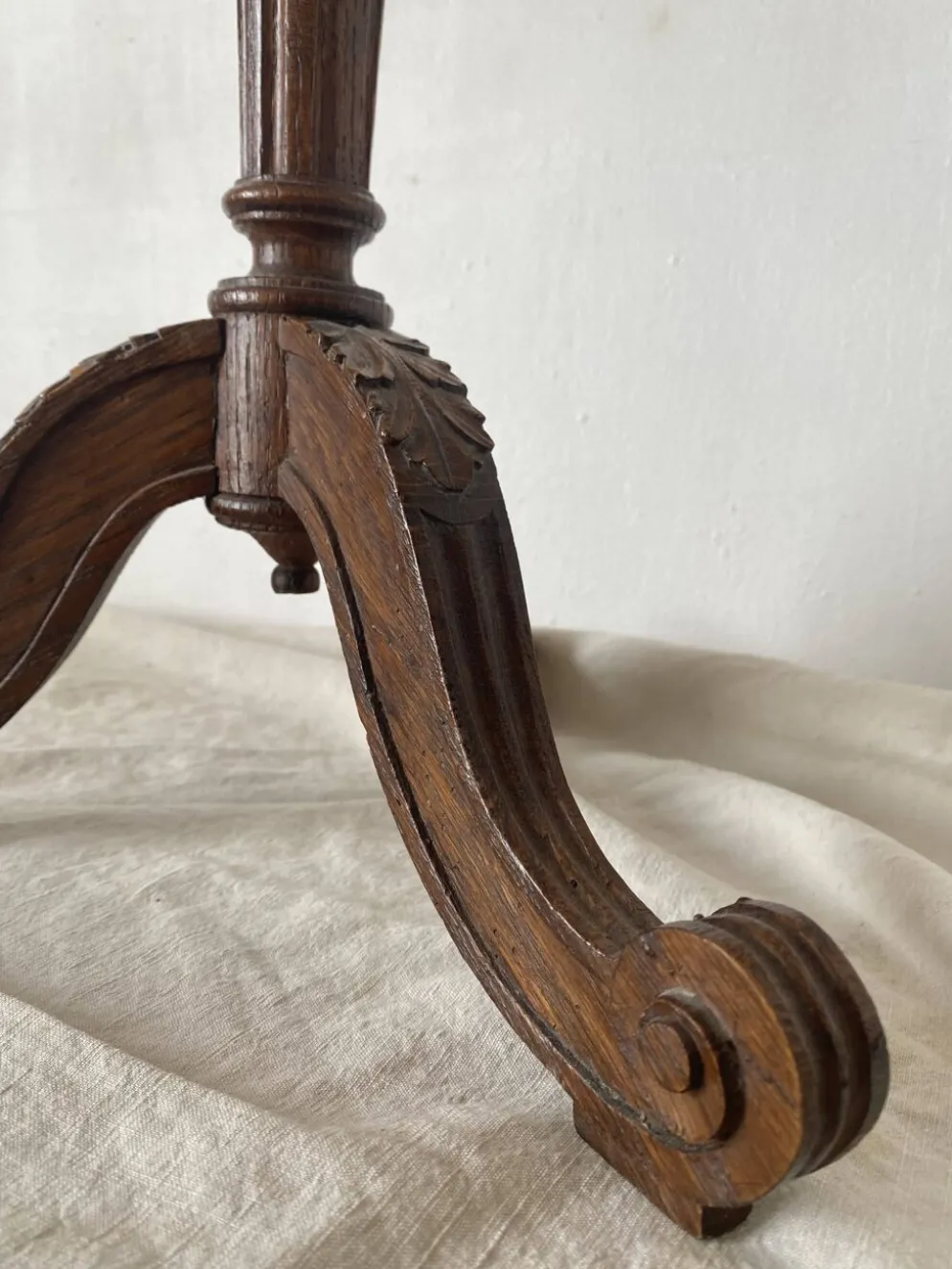 Ecran de cheminée en bois et tissu brodé