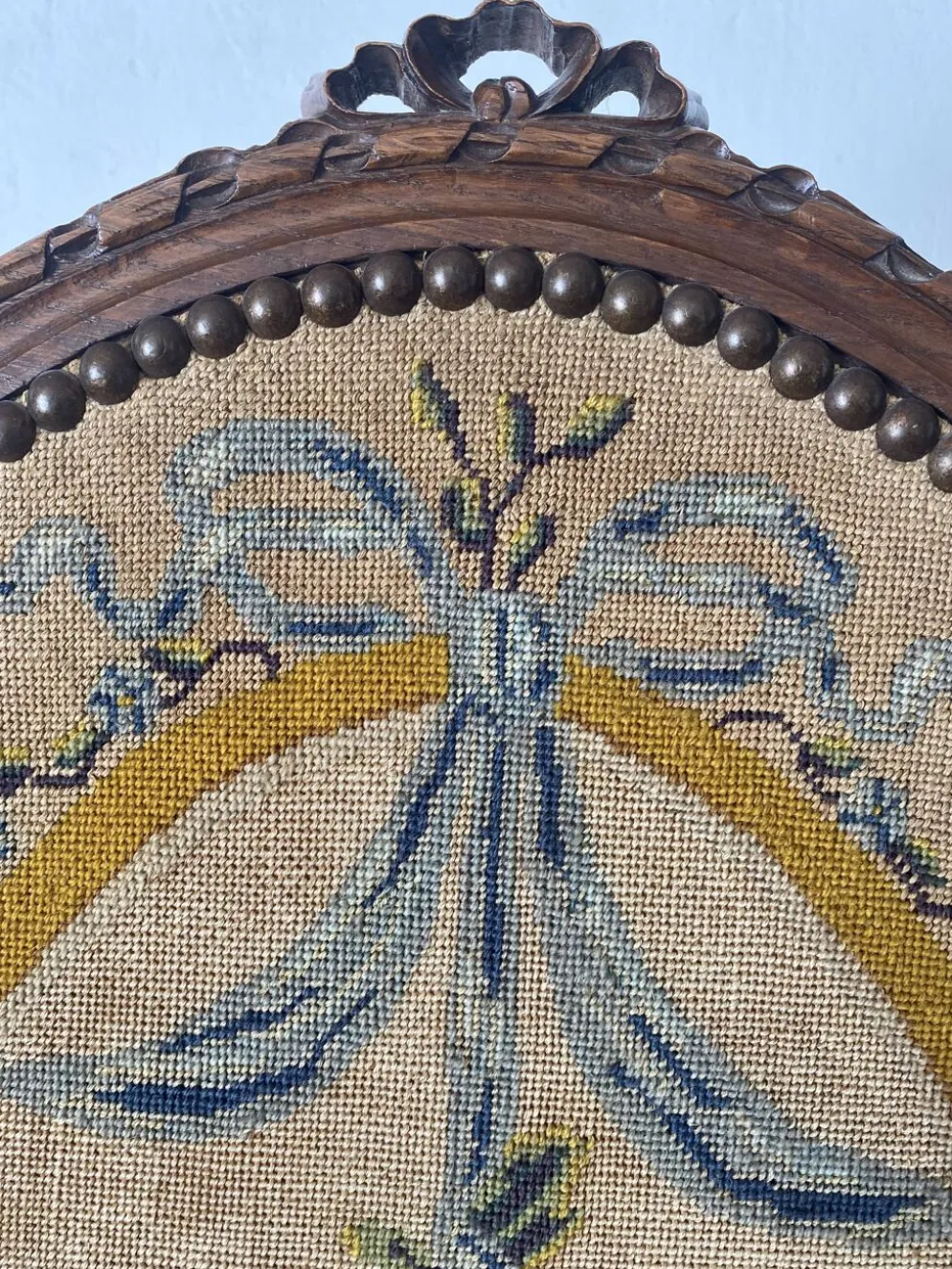 Ecran de cheminée en bois et tissu brodé
