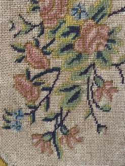 Ecran de cheminée en bois et tissu brodé