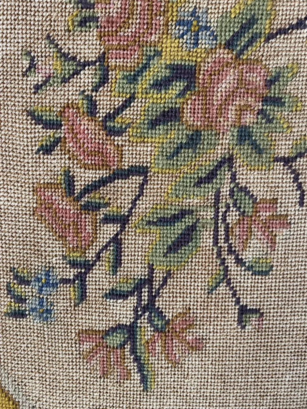 Ecran de cheminée en bois et tissu brodé