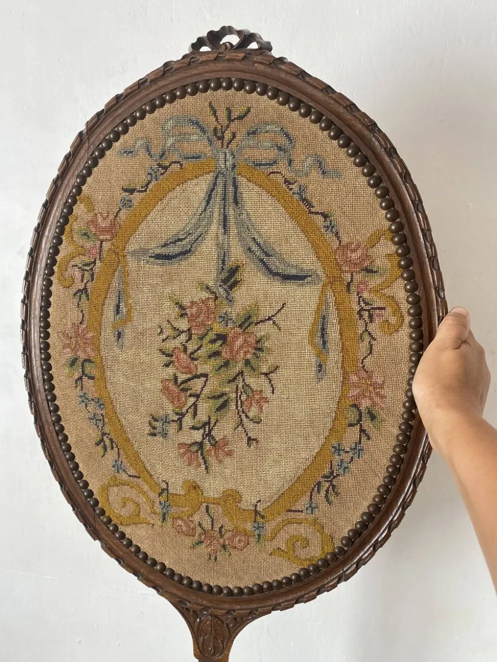 Ecran de cheminée en bois et tissu brodé