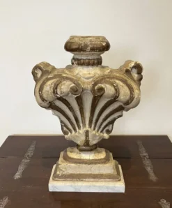 Elément décoratif en bois sculpté sur socle en marbre de Carrare