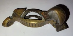 48 Embouts de fixation triangulaire pour barre de tapis d'escalier. Bronze, 19ème