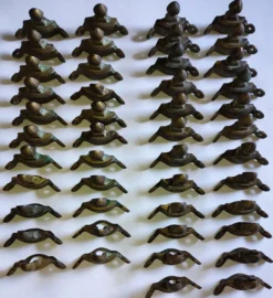 48 Embouts de fixation triangulaire pour barre de tapis d'escalier. Bronze, 19ème