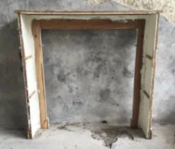 Encadrement de cheminée en bois peinture d’origine debut XXe