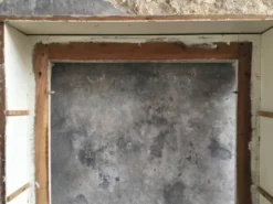 Encadrement de cheminée en bois peinture d’origine debut XXe