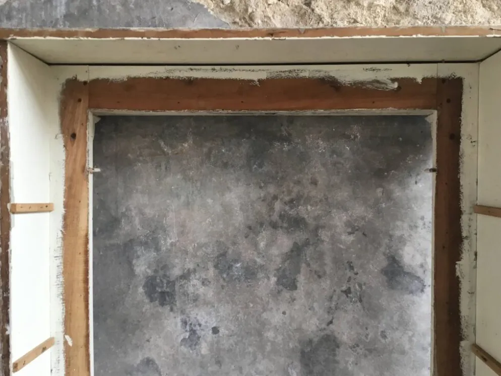 Encadrement de cheminée en bois peinture d’origine debut XXe