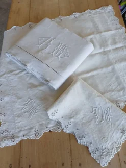 Ensemble ancien drap plat et 2 taies d'oreiller