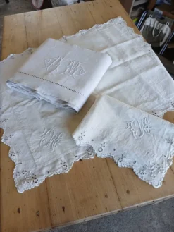 Ensemble ancien drap plat et 2 taies d'oreiller