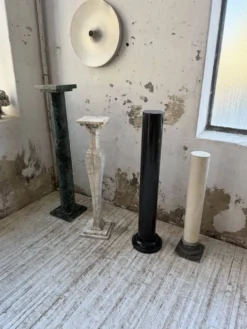 Ensemble 4 colonnes ou socles en marbre