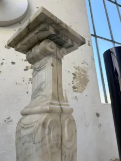 Ensemble 4 colonnes ou socles en marbre