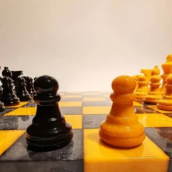 Ensemble d'échecs de luxe vintage des années 1970, couleurs rares, fabriqué en véritable albâtre italien sculpté à la main de Volterra - jaune et noir.