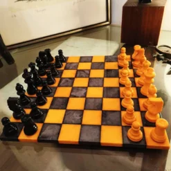 Ensemble d'échecs de luxe vintage des années 1970, couleurs rares, fabriqué en véritable albâtre italien sculpté à la main de Volterra - jaune et noir.