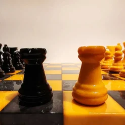 Ensemble d'échecs de luxe vintage des années 1970, couleurs rares, fabriqué en véritable albâtre italien sculpté à la main de Volterra - jaune et noir.