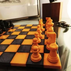 Ensemble d'échecs de luxe vintage des années 1970, couleurs rares, fabriqué en véritable albâtre italien sculpté à la main de Volterra - jaune et noir.