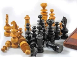 Ensemble d'échecs en bois ancien et plateau