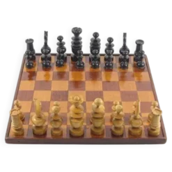 Ensemble d'échecs en bois ancien et plateau