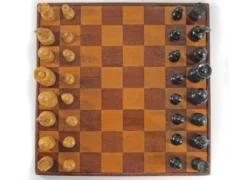 Ensemble d'échecs en bois ancien et plateau