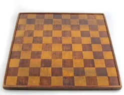 Ensemble d'échecs en bois ancien et plateau