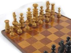 Ensemble d'échecs en bois ancien et plateau