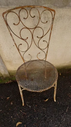 Ensemble de 3 chaises de jardin en fer forgé, assise en rigitulle 1940/50