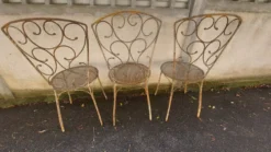 Ensemble de 3 chaises de jardin en fer forgé, assise en rigitulle 1940/50
