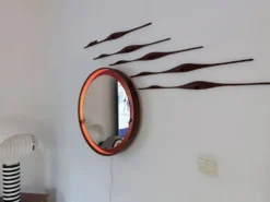 Ensemble de cinq oiseaux en teck pour décoration murale, Danemark, années 1960.