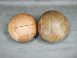 Ensemble de deux ballons de médecine en cuir vintage, Tchécoslovaquie années 1950