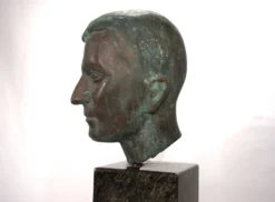 Ensemble de deux bustes en bronze sur stèles en granit par un élève de Georg Kolbe, 1925