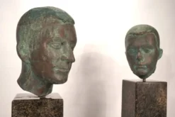 Ensemble de deux bustes en bronze sur stèles en granit par un élève de Georg Kolbe, 1925