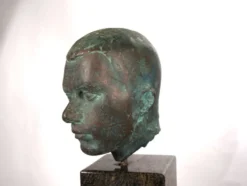 Ensemble de deux bustes en bronze sur stèles en granit par un élève de Georg Kolbe, 1925