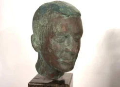 Ensemble de deux bustes en bronze sur stèles en granit par un élève de Georg Kolbe, 1925