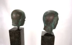 Ensemble de deux bustes en bronze sur stèles en granit par un élève de Georg Kolbe, 1925
