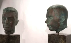Ensemble de deux bustes en bronze sur stèles en granit par un élève de Georg Kolbe, 1925