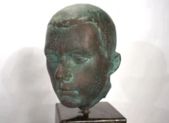 Ensemble de deux bustes en bronze sur stèles en granit par un élève de Georg Kolbe, 1925