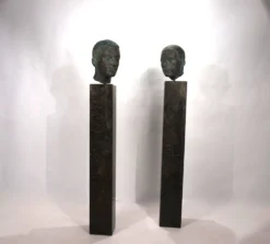 Ensemble de deux bustes en bronze sur stèles en granit par un élève de Georg Kolbe, 1925