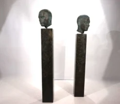 Ensemble de deux bustes en bronze sur stèles en granit par un élève de Georg Kolbe, 1925