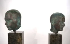 Ensemble de deux bustes en bronze sur stèles en granit par un élève de Georg Kolbe, 1925