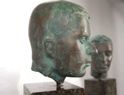 Ensemble de deux bustes en bronze sur stèles en granit par un élève de Georg Kolbe, 1925