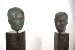 Ensemble de deux bustes en bronze sur stèles en granit par un élève de Georg Kolbe, 1925