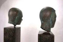Ensemble de deux bustes en bronze sur stèles en granit par un élève de Georg Kolbe, 1925