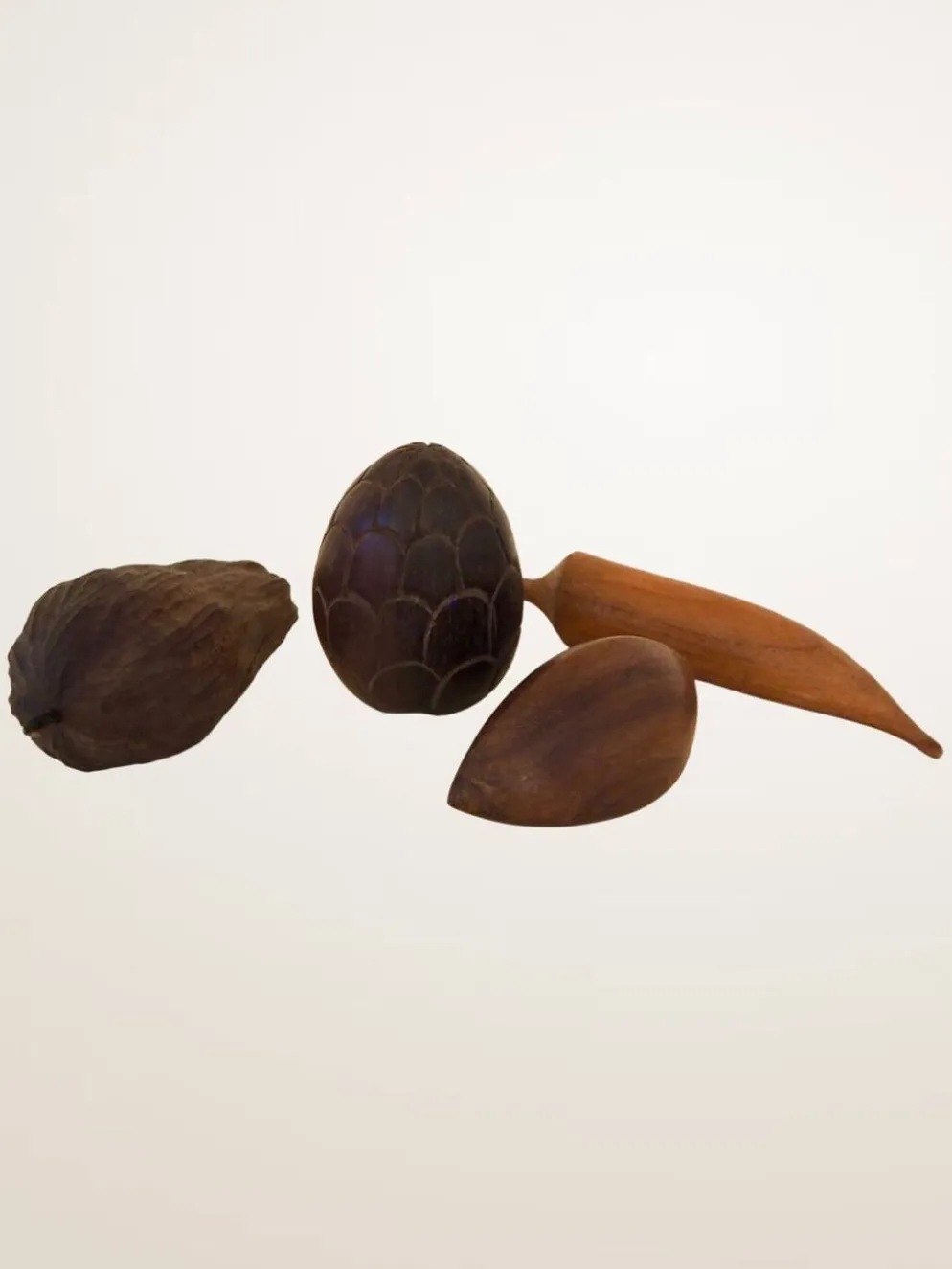 Ensemble de fruits décoratifs en bois sculpté